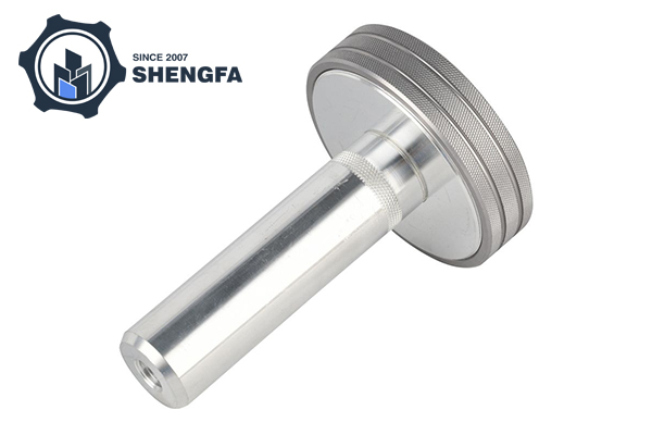 क्रमशः फोर्जिंग और कास्टिंग के प्रमुख लाभ क्या हैं?